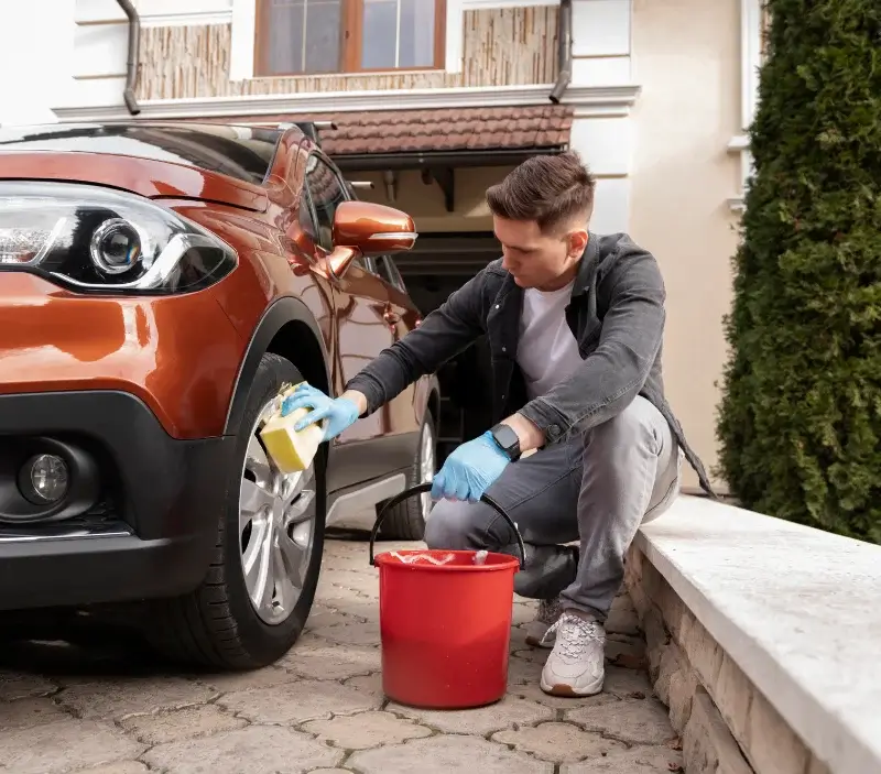 Lavage auto à domicile Saint-Gervais-sur-Mare : professionnel intervenant sur un véhicule